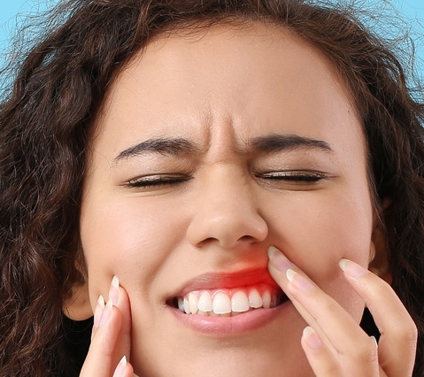 a lady patient suffering toothache a dental emergency